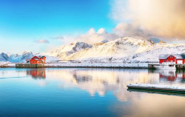 Güneşin doğuşunda Ramberg 'in küçük balıkçı köyünü büyüleyici bir sabah manzarası. Lofotens 'a doğru yol alın. Konum: Ramberg, Flakstadoya Adası, Lofoten; Norveç, Avrupa