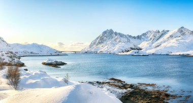 Moskenesoya ve Flakstadoya adalarını ayıran Sundstraumen Boğazı 'nın olağanüstü kış manzarası. Konum: Flakstadoya Adası Lofoten; Norveç, Avrupa
