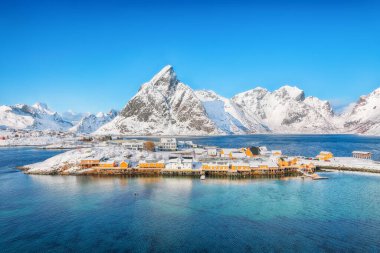 Arka planda Sakrisoy köyü ve karlı dağların muhteşem kış manzarası. Lofotens 'ta popüler bir turizm merkezi. Konum: Sakrisoy, Moskenesoya, Lofoten; Norveç, Avrupa