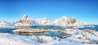 Arka planda Sakrisoy köyü ve karlı dağların muhteşem kış manzarası. Lofotens 'ta popüler bir turizm merkezi. Konum: Sakrisoy, Moskenesoya, Lofoten; Norveç, Avrupa