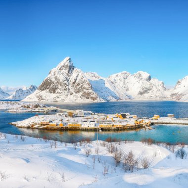 Arka planda Sakrisoy köyü ve karlı dağların muhteşem kış manzarası. Lofotens 'ta popüler bir turizm merkezi. Konum: Sakrisoy, Moskenesoya, Lofoten; Norveç, Avrupa