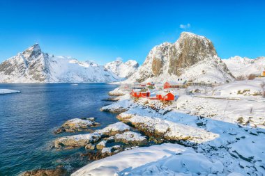 Arka planda Hamnoy köyü ve Festhaeltinden dağı manzaralı. Lofotens 'ta popüler bir turizm merkezi. Konum: Hamnoy, Moskenesoya, Lofoten; Norveç, Avrupa