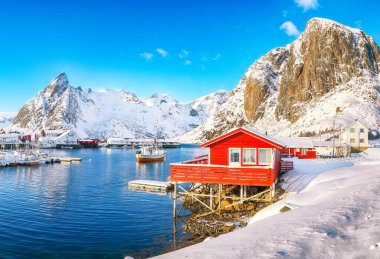 Arka planda liman, Festhaeltinden ve Olstinden tepeleri olan Hamnoy köyünün muhteşem kış manzarası. Konum: Hamnoy, Moskenesoya, Lofoten; Norveç, Avrupa