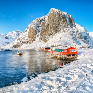 Hamnoy köyünde kış manzarası ve arka planda Festhaeltinden dağı. Konum: Hamnoy, Moskenesoya, Lofoten; Norveç, Avrupa