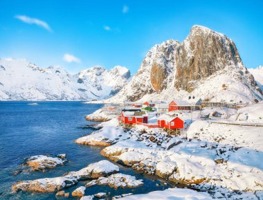 Arka planda Hamnoy köyü ve Festhaeltinden dağı manzaralı. Lofotens 'ta popüler bir turizm merkezi. Konum: Hamnoy, Moskenesoya, Lofoten; Norveç, Avrupa