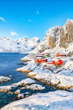 Arka planda Hamnoy köyü ve Festhaeltinden dağı manzaralı. Lofotens 'ta popüler bir turizm merkezi. Konum: Hamnoy, Moskenesoya, Lofoten; Norveç, Avrupa
