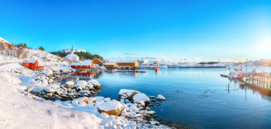 Moskenes köyünün feribot limanı ve ünlü Moskenes kilisesi ile muhteşem kış manzarası. Lofotens 'ta popüler bir seyahat yeri. Konum: Sorvagen, Moskenes, Lofoten; Norveç, Avrupa