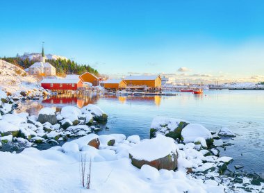 Moskenes köyünün feribot limanı ve ünlü Moskenes kilisesi ile muhteşem kış manzarası. Lofotens 'ta popüler bir seyahat yeri. Konum: Sorvagen, Moskenes, Lofoten; Norveç, Avrupa