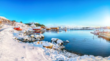 Moskenes köyünün feribot limanı ve ünlü Moskenes kilisesi ile muhteşem kış manzarası. Lofotens 'ta popüler bir seyahat yeri. Konum: Sorvagen, Moskenes, Lofoten; Norveç, Avrupa