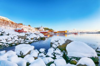 Moskenes köyünün feribot limanı ve ünlü Moskenes kilisesi ile muhteşem kış manzarası. Lofotens 'ta popüler bir seyahat yeri. Konum: Sorvagen, Moskenes, Lofoten; Norveç, Avrupa
