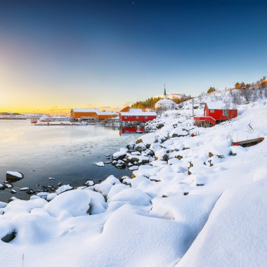 Moskenes köyünün feribot limanı ve ünlü Moskenes kilisesi ile muhteşem kış manzarası. Lofotens 'ta popüler bir seyahat yeri. Konum: Sorvagen, Moskenes, Lofoten; Norveç, Avrupa