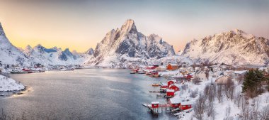 Reine şehrinin dramatik akşam manzarası. Reinefjorden sahilinde kırmızı ajanlar var. Lofotens 'ta popüler bir seyahat yeri. Konum: Reine, Lofoten; Norveç, Avrupa