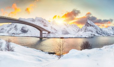 Sabahleyin Fredvang Cantilever Köprüleri 'nin büyüleyici manzarası. Lofotens 'a doğru yol alın. Konum: Ramberg, Flakstadoya Adası, Lofoten; Norveç, Avrupa