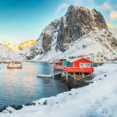 Arka planda Liman ve Festhaeltinden Dağı ile Hamnoy köyünün muhteşem kış manzarası. Konum: Hamnoy, Moskenesoya, Lofoten; Norveç, Avrupa