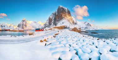 Arka planda liman, Festhaeltinden ve Olstinden tepeleri olan Hamnoy köyünün muhteşem kış manzarası. Konum: Hamnoy, Moskenesoya, Lofoten; Norveç, Avrupa