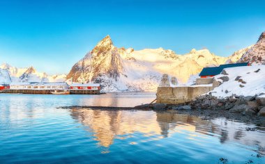 Arka planda Olstinden tepesi ve liman olan Hamnoy köyünün muhteşem kış manzarası. Konum: Hamnoy, Moskenesoya, Lofoten; Norveç, Avrupa