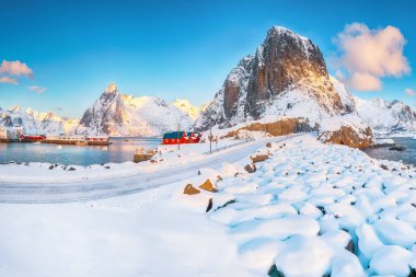 Arka planda liman, Festhaeltinden ve Olstinden tepeleri olan Hamnoy köyünün muhteşem kış manzarası. Konum: Hamnoy, Moskenesoya, Lofoten; Norveç, Avrupa
