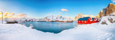 Arka planda liman, Festhaeltinden ve Olstinden tepeleri olan Hamnoy köyünün muhteşem kış manzarası. Konum: Hamnoy, Moskenesoya, Lofoten; Norveç, Avrupa