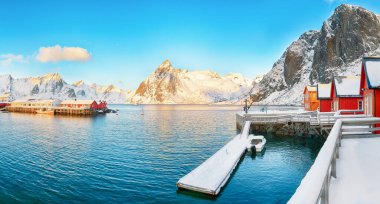 Arka planda Liman, Festhaeltinden ve Olstinden tepeleri olan Hamnoy köyünün muhteşem kış manzarası. Konum: Hamnoy, Moskenesoya, Lofoten; Norveç, Avrupa