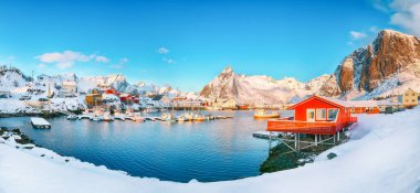 Arka planda Liman, Festhaeltinden ve Olstinden tepeleri olan Hamnoy köyünün muhteşem kış manzarası. Konum: Hamnoy, Moskenesoya, Lofoten; Norveç, Avrupa