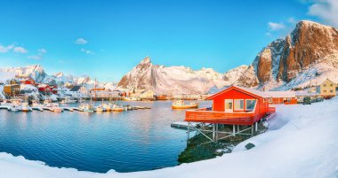 Arka planda liman, Festhaeltinden ve Olstinden tepeleri olan Hamnoy köyünün muhteşem kış manzarası. Konum: Hamnoy, Moskenesoya, Lofoten; Norveç, Avrupa