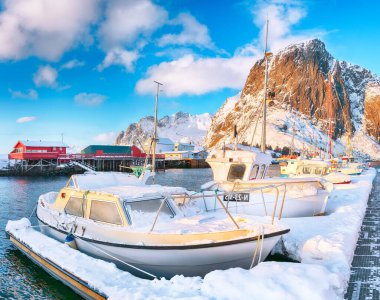 Arka planda Liman ve Festhaeltinden Dağı ile Hamnoy köyünün muhteşem kış manzarası. Konum: Hamnoy, Moskenesoya, Lofoten; Norveç, Avrupa