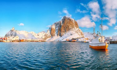 Arka planda Liman, Festhaeltinden ve Olstinden tepeleri olan Hamnoy köyünün muhteşem kış manzarası. Konum: Hamnoy, Moskenesoya, Lofoten; Norveç, Avrupa