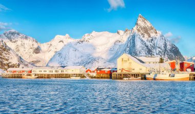 Arka planda Olstinden tepesi ve liman olan Hamnoy köyünün muhteşem kış manzarası. Konum: Hamnoy, Moskenesoya, Lofoten; Norveç, Avrupa