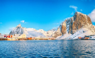 Arka planda liman, Festhaeltinden ve Olstinden tepeleri olan Hamnoy köyünün muhteşem kış manzarası. Konum: Hamnoy, Moskenesoya, Lofoten; Norveç, Avrupa