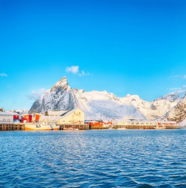 Arka planda Olstinden tepesi ve liman olan Hamnoy köyünün muhteşem kış manzarası. Konum: Hamnoy, Moskenesoya, Lofoten; Norveç, Avrupa