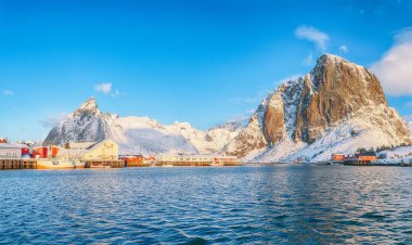Arka planda liman, Festhaeltinden ve Olstinden tepeleri olan Hamnoy köyünün muhteşem kış manzarası. Konum: Hamnoy, Moskenesoya, Lofoten; Norveç, Avrupa