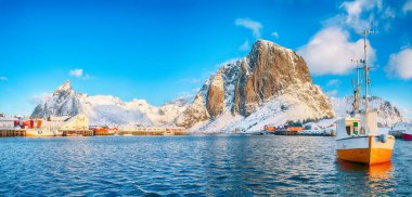 Arka planda liman, Festhaeltinden ve Olstinden tepeleri olan Hamnoy köyünün muhteşem kış manzarası. Konum: Hamnoy, Moskenesoya, Lofoten; Norveç, Avrupa