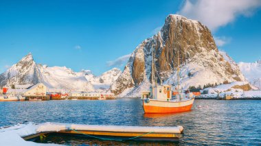 Arka planda liman, Festhaeltinden ve Olstinden tepeleri olan Hamnoy köyünün muhteşem kış manzarası. Konum: Hamnoy, Moskenesoya, Lofoten; Norveç, Avrupa