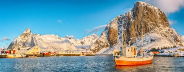 Arka planda liman, Festhaeltinden ve Olstinden tepeleri olan Hamnoy köyünün muhteşem kış manzarası. Konum: Hamnoy, Moskenesoya, Lofoten; Norveç, Avrupa