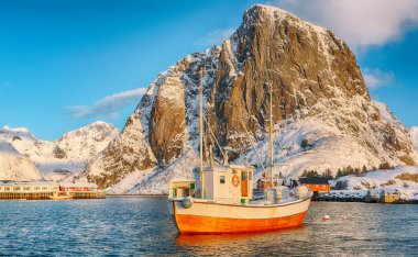Arka planda Liman ve Festhaeltinden Dağı ile Hamnoy köyünün muhteşem kış manzarası. Konum: Hamnoy, Moskenesoya, Lofoten; Norveç, Avrupa