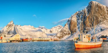 Arka planda liman, Festhaeltinden ve Olstinden tepeleri olan Hamnoy köyünün muhteşem kış manzarası. Konum: Hamnoy, Moskenesoya, Lofoten; Norveç, Avrupa