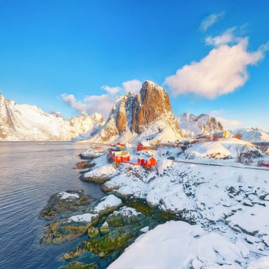 Arka planda Hamnoy Köyü ve Festhaeltinden Dağı 'nın şaşırtıcı kış manzarası. Lofotens 'ta popüler bir turizm merkezi. Konum: Hamnoy, Moskenesoya, Lofoten; Norveç, Avrupa