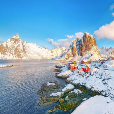 Arka planda Hamnoy köyü ve Festhaeltinden dağı manzaralı. Lofotens 'ta popüler bir turizm merkezi. Konum: Hamnoy, Moskenesoya, Lofoten; Norveç, Avrupa