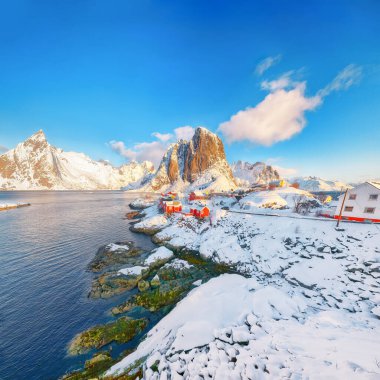 Arka planda Hamnoy köyü ve Festhaeltinden dağı manzaralı. Lofotens 'ta popüler bir turizm merkezi. Konum: Hamnoy, Moskenesoya, Lofoten; Norveç, Avrupa