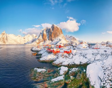 Arka planda Hamnoy Köyü ve Festhaeltinden Dağı 'nın muhteşem kış manzarası. Lofotens 'ta popüler bir turizm merkezi. Konum: Hamnoy, Moskenesoya, Lofoten; Norveç, Avrupa