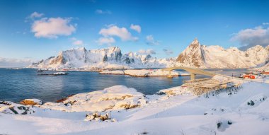 Reine, Sakrisoya ve Hamnoy köylerinde kış manzarası ve Olenilsoya adasına köprü. Konum: Hamnoy, Moskenesoya, Lofoten; Norveç, Avrupa