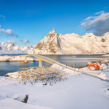 Hamnoy köyünde panoramik kış manzarası ve Olenilsoya adasına köprü. Konum: Hamnoy, Moskenesoya, Lofoten; Norveç, Avrupa