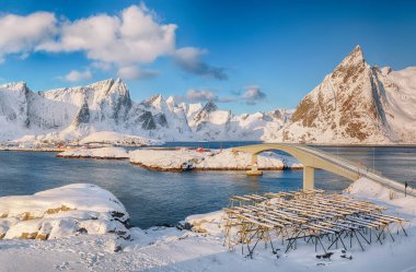 Reine ve Sakrisoya köylerinde panoramik kış manzarası ve Olenilsoya adasına köprü. Lofotens 'ta popüler bir turizm merkezi. Konum: Hamnoy, Moskenesoya, Lofoten; Norveç, Avrupa