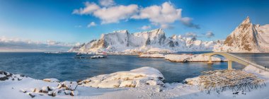 Reine ve Sakrisoya köylerinde panoramik kış manzarası ve Olenilsoya adasına köprü. Lofotens 'ta popüler bir turizm merkezi. Konum: Hamnoy, Moskenesoya, Lofoten; Norveç, Avrupa