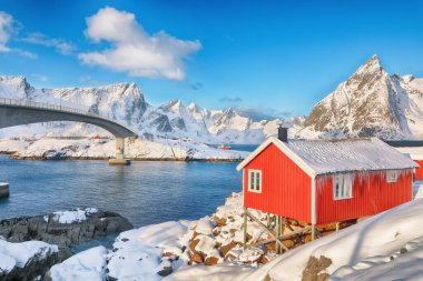 Hamnoy köyündeki muhteşem kış manzarası ve Olenilsoya adasına giden köprü. Lofotens 'ta popüler bir turizm merkezi. Konum: Hamnoy, Moskenesoya, Lofoten; Norveç, Avrupa