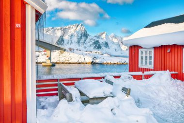 Hamnoy köyündeki muhteşem kış manzarası ve Olenilsoya adasına giden köprü. Lofotens 'ta popüler bir turizm merkezi. Konum: Hamnoy, Moskenesoya, Lofoten; Norveç, Avrupa