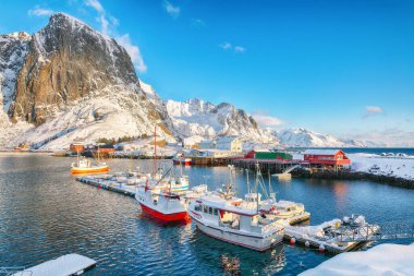 Arka planda Liman ve Festhaeltinden Dağı ile Hamnoy köyünün muhteşem kış manzarası. Konum: Hamnoy, Moskenesoya, Lofoten; Norveç, Avrupa