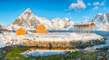 Arka planda Sakrisoy köyü ve karlı dağların nefes kesici kış manzarası. Lofotens 'ta popüler bir turizm merkezi. Konum: Sakrisoy, Moskenesoya, Lofoten; Norveç, Avrupa