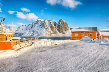 Arka planda Sakrisoy köyü ve karlı dağların şaşırtıcı kış manzarası. Lofotens 'ta popüler bir turizm merkezi. Konum: Sakrisoy, Moskenesoya, Lofoten; Norveç, Avrupa