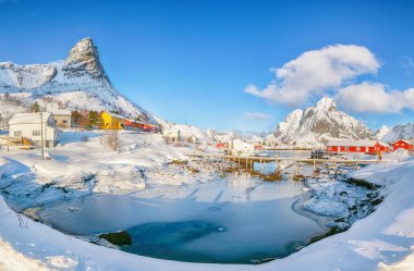 Hammarskaftet Dağı Tepesi 'nde, Gravdalbukta Körfezi' nin üzerinde yaya köprüsü olan harika bir kış manzarası var. Konum: Reine, Lofoten; Norveç, Avrupa